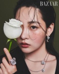 장미와 함께 우아하게 피어난 김민하