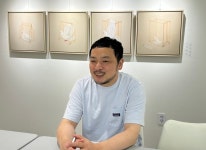 “꿈과 현실의 갈림길에 선 청년 예술가를 돕습니다”