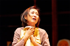 [리뷰] 배우 윤유선, 며느리 품격 결정판으로 무대를 사로잡다. 연극 여자만세 2