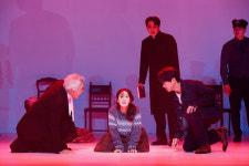 [리뷰] 광기의 시대, 인간의 존엄을 묻다. 연극 시련