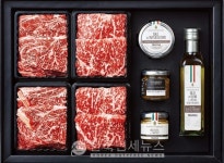 최고급 한우에 송로버섯 소금…현대百, 프리미엄 콜라보 추석선물세트 선보여