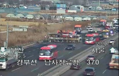 (상보) 경부고속도로 오산→안성 남사졸음쉼터부근 5차로 버스관련화재...대형크레인 동원 사고처리中
