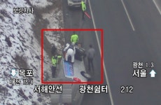 (속보) 서해안고속도로 목포방향 광천부근 갓길 차량전복...탑승객 구조 中