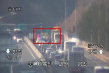속보 중부내륙고속도로 양평방향 괴산부근 화물차관련 사고처리...1·2차로 통제로 교통정체