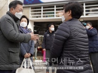 문 대통령 최소잔여형 주사기, K-방역 우수성 또 한번 보여줘
