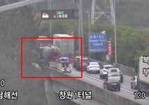 [속보] 남해고속도로 창원1터널 입구 1차로 부근 화물차 관련 사고처리 중...정체꼬리 길어져