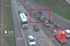 [속보] 중부내륙고속도로 창원방향 감곡부근 1차로 차량사고 발생...1차로 통제 정체꼬리 길어져