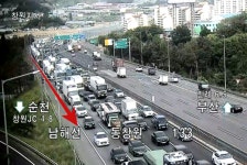 [속보] 남해고속도로 부산→순천 동창원 부근 3차로 사고 여파 정체 꼬리 끝도 없어...
