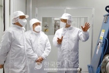 신동빈 롯데 회장 고부가 스페셜티 소재에 적극 투자