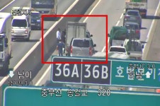 [속보] 중부고속도로 하남 방향 송갈교 부근 1차로 연쇄 추돌사고 발생...운전자들 아직도 도로상에...