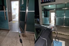 볼일보다 충전이 급했나…테슬라 차주 공중화장실 전기 무단 사용 논란