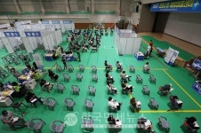 (상보) 이틀 연속 2천명 아래↓ 5일 1575명...서울 518명-경기 496명-인천 105명 등 18세 이상 1차 90%  [코로나19, 5일]  