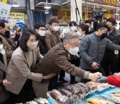 이재명, 김혜경과 백허그 사진 공개…혜경 안전벨트