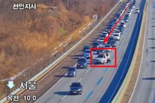 [속보] 경부고속도로 서울방향 병천2교 2차로 사고여파 정체