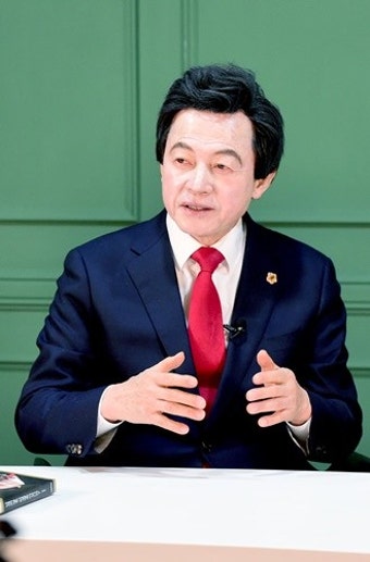 허경영 지지자, 차 타고 선관위 돌진…여론조사 제외 불만