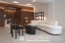 주식회사 이스라이브러리 | 이스라이브러리, 신사 쇼룸 리뉴얼 오픈