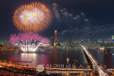 서울세계불꽃축제 코로나 이후 3년만에...63빌딩 앞 1열 누구? 