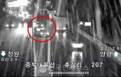 [속보] 중부내륙고속도로 양평방향 장연터널부근 승용차 3중 추돌사고 발생...전국 고속도로 눈길 비상