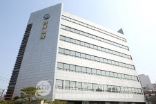 동아제약, 취약계층에 파티온 화장품·기부금 전해