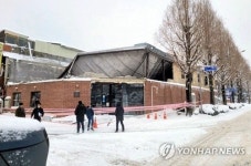전북 군산에 폭설…대형카페 지붕 무너져