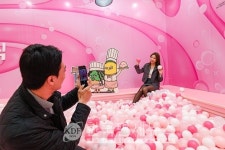 현대百 목동점, 핑크빛 아트 전시 푸룻푸룻프렌즈와 핑크닉