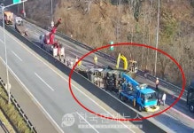 [속보] 남해고속도로 부산방향 철원분기점 화물차 전복사고 발생...함안·남해1지선 우회 바람