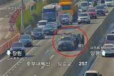 [속보] 중부내륙고속도로 창원방향 감곡(삼숭교) 부근 1·2차로 승용차 관련 사고 발생, 정체