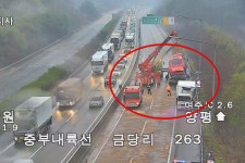 [속보] 중부내륙고속도로 양평방향 여주분기점 전차로 전면차단 우회바람...고속버스 역주행