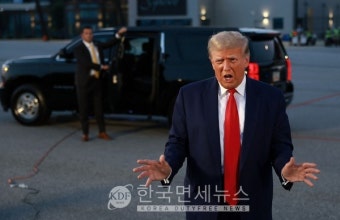 분노의 트럼프 '항복은 없다' 자체 인증… 美 '사상 초유' 대통령 머그샷