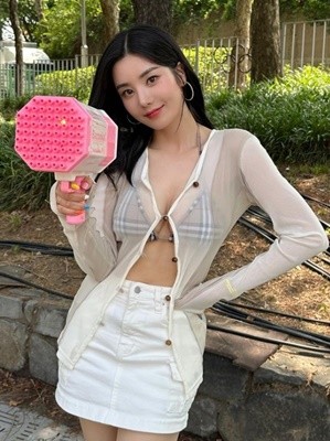 권은비, 워터밤 무대 노력에 팬들 매료! 건물주로 변신한 근황 소식 눈길