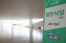 유커 오는데 인천항터미널 편의점·식당 없어 직원들 함바 불러 끼니 해결  