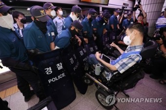 전장연, 8개월만에 지하철 탑승 시위 재개…