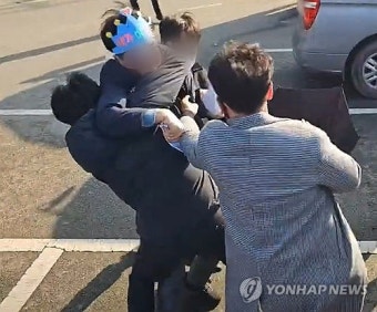 이재명 습격 피의자는 60대 남성, 인터넷서 흉기 구입…살인미수 혐의 적용