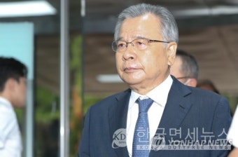 '50억 클럽 의혹' 박영수 전 특검 보석 석방…위치추적기 부착 등 조건