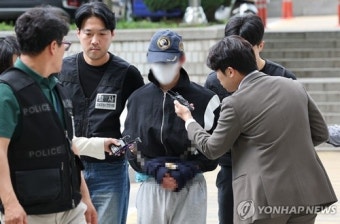 여자친구 살해 혐의 20대 대학생, 얼굴 가리고 영장실질심사 출석 