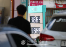 국내 주유소 휘발유·경유 가격 동반 하락...다음주도 내림세 이어질 듯