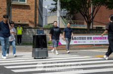 현대차∙기아 배송로봇 교통신호 정보 연계해 횡단보도 건너기 성공