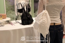 신세계충청아떼바네사브루노 | 아떼 바네사브루노, '프릴백' 라인 론칭 기념 신세계 강남점 팝업 오픈