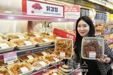 롯데마트, 새로운 맛 꿀 닭강정 2종 선봬... 2000원 할인