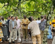 롯데 신동빈 회장, 아프리카 가나 카카오 농장 방문...지속가능한 사업 역량 확보 강조