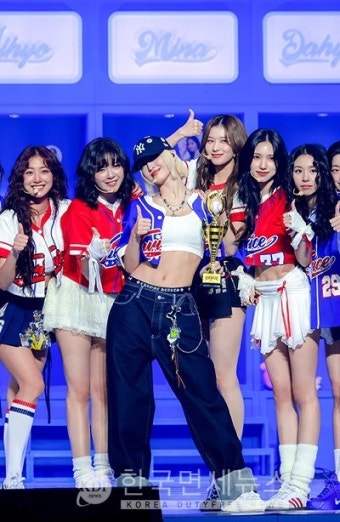 트와이스, 데뷔 9주년 기념 단독 팬미팅 성료...12월 새 앨범 'STRATEGY' 발매