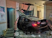 급발진 주장 김포 감정동 상가건물로 70대 몰던 승용차 돌진