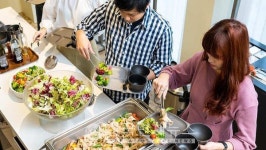 日기업 구내식당, 세계음식 제공 늘어나...외국 근로자 증가 영향 [KDF World]