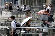 일본 남성 44% 양산 사용…도쿄도 더워진 여름 폭염 때문