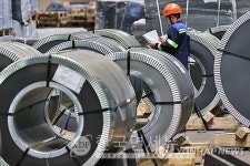 [특징주] EU, 수입 철강 쿼터 절반축소·관세 인상…철강주 장 초반 약세