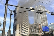 [속보] 서울광장 인근 서울센터빌딩서 화재… 10여명 옥상 피신 중