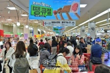 롯데마트∙슈퍼, 땡큐절 2막 돌입… 냉장 연어∙돼지고기 반값