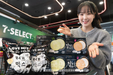 세븐일레븐, 아트 콜라보 스낵 꺼냈다… 매대를 편집숍처럼