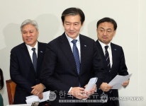 조국 13일까지 답변 없으면 합당 없던 일로…민주 의총 후 조속 발표하겠다