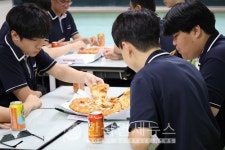 파파존스, 광주 문성중학교서 매직카 스쿨어택 진행…시험기간 학생들에게 피자 200판 전달